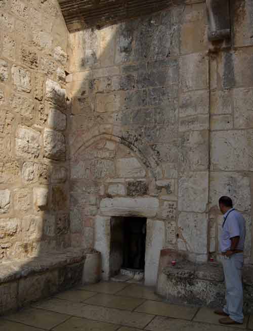 Porte étroite pour entrer dans la basilique de la Nativité à Bethléem (Crédits photo : Berthold Werner via Wikimedia Commons)