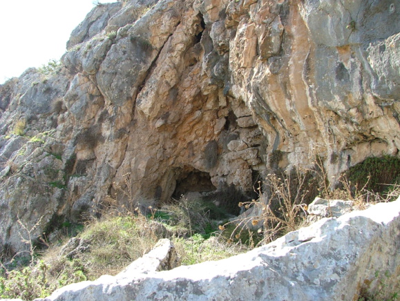 Caverne sur le Mont Carmel en Terre Sainte (Crédits photo : Wikimedia Commons)
