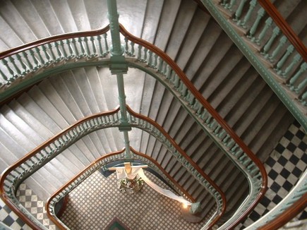 Grand escalier du Séminaire de Québec. Cliquez sur l'image pour voir la photo panoramique prise par Vincent Royer 15:36, 17/07/2010.