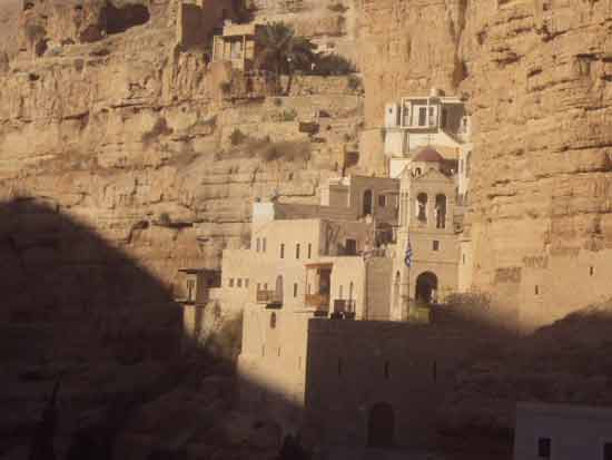 Un désert époustouflant : Wadi Qelt et le monastère St-Georges de Chouziba accroché à la falaise (Crédits photo : H. Giguère)