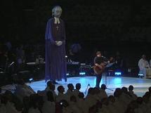 La marionnette de François de Laval écoute Robert Lebel interpréter Hariaouagui, le chant de l'Année jubilaire 2008 au Congrès eucharistique international de Québec