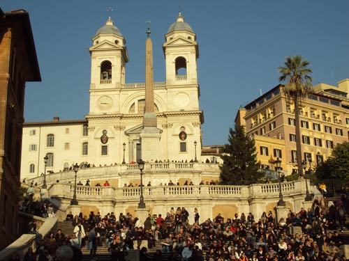 L'église de la Trinité des monts à Rome au sommet de l'escalier de la Place d'Espagne (Photo H. Giguère)