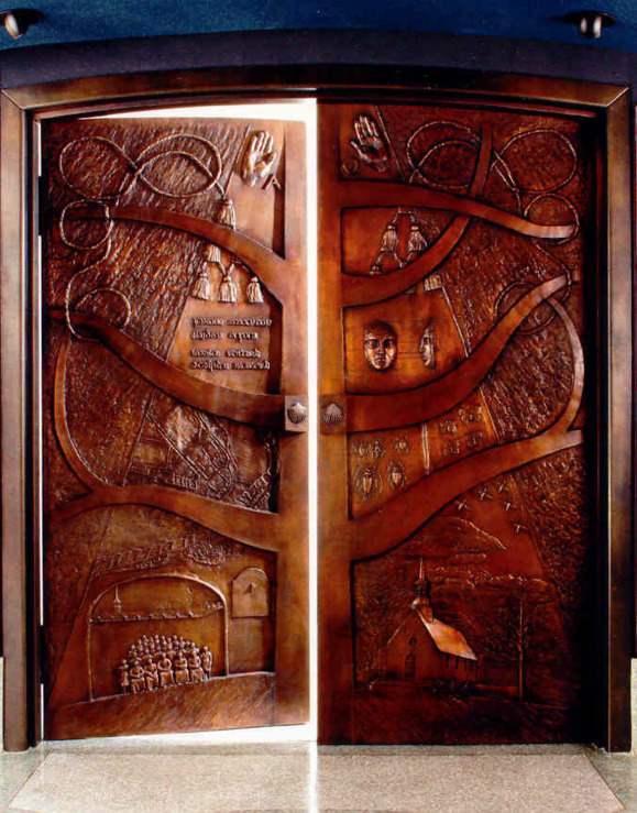 Porte de bronze de la crypte des prêtres du Séminaire de Québec par Lucienne Cornet (Basilique-cathédrale de Québec)