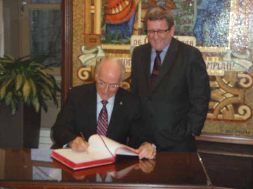 Monsieur le maire de Québec, Régis Labeaume et le Supérieur général du Séminaire, le chanoine Jacques Roberge,  signant le Liver d'Or de la Ville de Québec