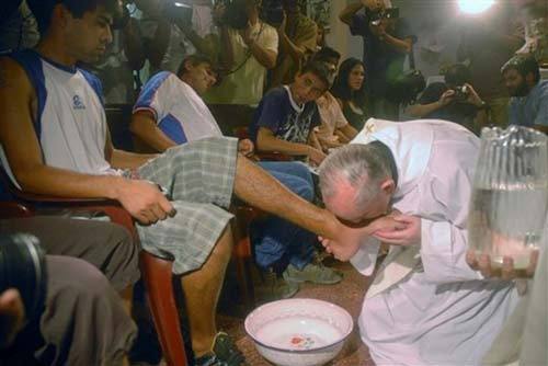 Le pape François, alors archevêque de Buenos Aires, lors du lavement des pieds le Jeudi Saint