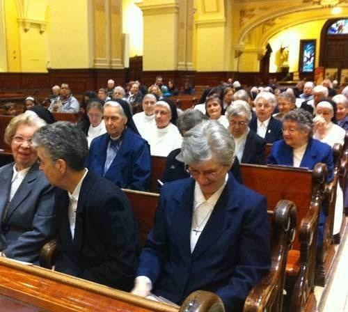 Une partie des membres des communautés fondatrices : Ursulines, Augustines et Pères jésuites invitées au 350e du Séminaire de Québec le 14 avril 2013 à la messe d'action de grâces (Photo H. Giguère) Une partie des membres des communautés fondatrices : Ursulines, Augustines et Pères jésuites invitées au 350e du Séminaire de Québec le 14 avril 2013 à la messe d'action de grâces (Photo H. Giguère)