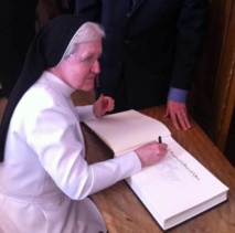 Soeur Lise Tanguay, supérieure des Augustines du Monastère de l'Hôtel-Dieu signant le Livre d'Or (Photo H. Giguère)