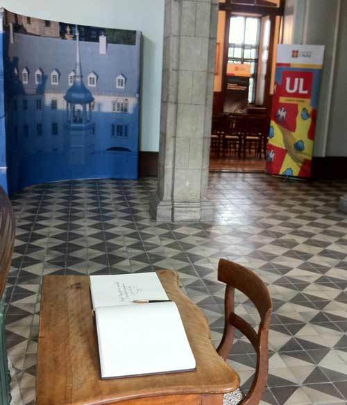 L'entrée de la Salle des prêtres du Séminaire de Québec décorée pour le lancement de la Chaire de leadership et d'enseignement en théologie spirituelle et spiritualités le 4 juin 2013 L'entrée de la Salle des prêtres du Séminaire de Québec décorée pour le lancement de la Chaire de leadership et d'enseignement en théologie spirituelle et spiritualités le 4 juin 2013
