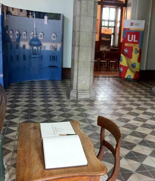 L'entrée de la Salle des prêtres du Séminaire de Québec décorée pour le lancement de la Chaire de leadership et d'enseignement en théologie spirituelle et spiritualités le 4 juin 2013