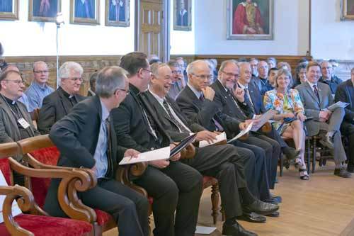 L'abbé Mario Côté, Mgr Lacroix, M. Denis Brière, M. le chanoine J. Roberge, l'abbé Gilles Routhier. Photo Daniel Abel. L'abbé Mario Côté, Mgr Lacroix, M. Denis Brière, M. le chanoine J. Roberge, l'abbé Gilles Routhier. Photo Daniel Abel.