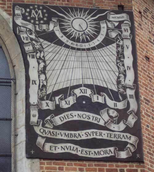 Le cadran solaire de la cathédrale de Cracovie avec la même inscription que celle sur le cadran du Séminaire de Québec (Photo H. Giguère)