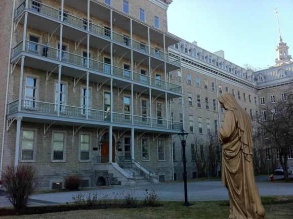 Le Pavillon Jean-Olivier Briand du Séminaire de Québec qui héberge le Grand Séminaire et la résidence des prêtres du Séminaire (Photo H. Giguère) Le Pavillon Jean-Olivier Briand du Séminaire de Québec qui héberge le Grand Séminaire et la résidence des prêtres du Séminaire (Photo H. Giguère)