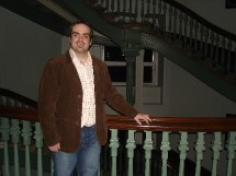 Patrick McGraw devant le Grand Escalier du Pavillon Jean-Olivier Briand qui abrite le Grand Séminaire de Québec Patrick McGraw devant le Grand Escalier du Pavillon Jean-Olivier Briand qui abrite le Grand Séminaire de Québec