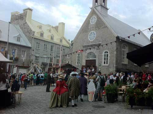 La Place Royale et l'église Notre-Dame des Victoires à Québec lors des Fêtes de la Nouvelle-France (Photo H.Giguère)