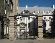 La grille d'entrée du Séminaire de Québec au 1, rue de la Fabrique à Québec (Photo H. Giguère)