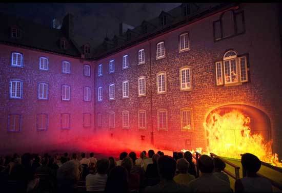 Spectacle "LUMIÈRES" par Olivier Dufour dans la Cour du Séminaire en juillet 2013.