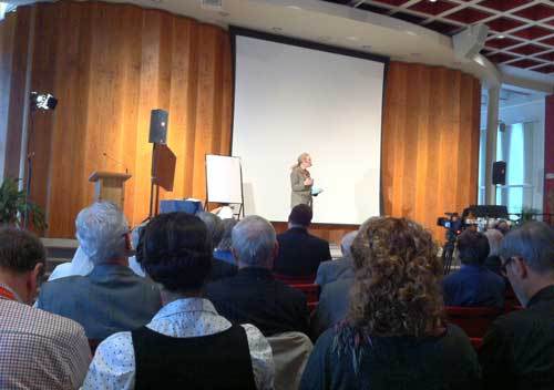 Florence de Leyritz s'adressant aux personnes participantes au lancement de l'année pastorale 2013 à Québec (Photo H. Giguère) Florence de Leyritz s'adressant aux personnes participantes au lancement de l'année pastorale 2013 à Québec (Photo H. Giguère)