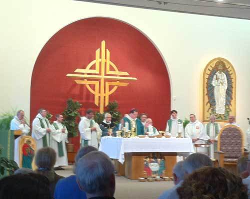 Concélébration présidée par Mgr Lacroix lors du lancement de l'année pastorale 2013 à Québec (Photo H. Giguère)