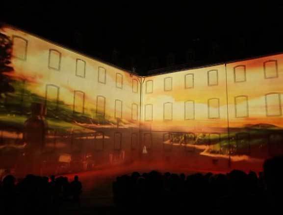 L'Aile des Parloirs jouxtant l'Aile de la Congrégation dans la Cour du Vieux-Séminaire. Extrait de la vidéo du spectacle LUMIÈRES d'Olivier Dufour à l'été 2013 dans la Cour du Vieux-Séminaire de Québec (Photo Olivier Dufour, Spectacles et images). L'Aile des Parloirs jouxtant l'Aile de la Congrégation dans la Cour du Vieux-Séminaire. Extrait de la vidéo du spectacle LUMIÈRES d'Olivier Dufour à l'été 2013 dans la Cour du Vieux-Séminaire de Québec (Photo Olivier Dufour, Spectacles et images).
