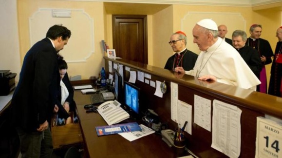 Le pape François réglant l'addition où il logeait à Rome avant d'être élu pape.