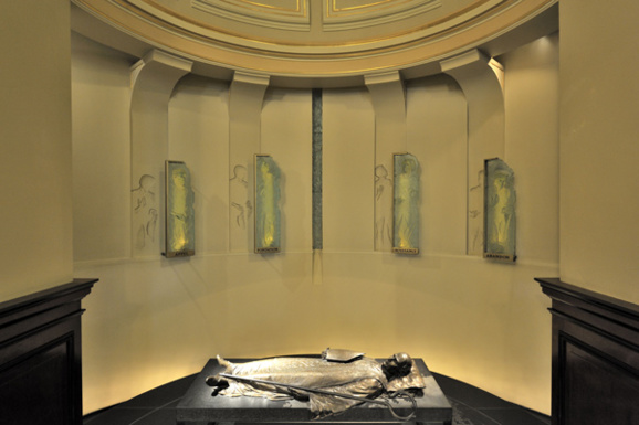 Tombeau de saint François de Laval à la Basilique Cathédrale Notre-Dame de Québec (Crédits photo - Daniel Abel) Tombeau de saint François de Laval à la Basilique Cathédrale Notre-Dame de Québec (Crédits photo - Daniel Abel)