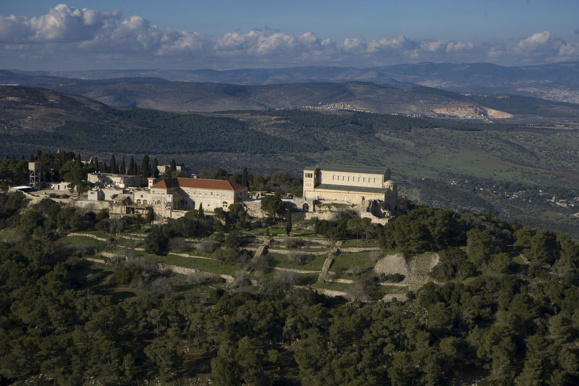 Le mont Thabor site traditionnel de la Transfiguration du Seigneur (Crédits photo : Mount Tabor aerial view Mordagan via Wikimedia Commons)