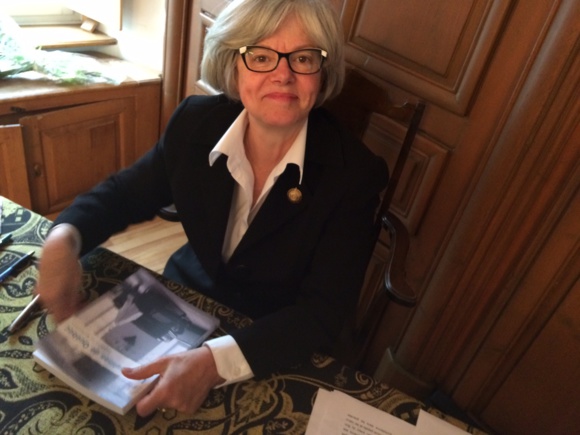 Madame Christine Cheyrou pendant la séance de signature (Crédits photo H. Giguère) Madame Christine Cheyrou pendant la séance de signature (Crédits photo H. Giguère)