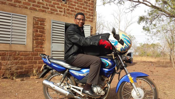 L'abbé Cyriaque Somé à l'oeuvre à Diebougou (Burkina Faso) L'abbé Cyriaque Somé à l'oeuvre à Diebougou (Burkina Faso)