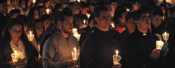 Homélie pour le 1er dimanche de l'Avent  Année C (Luc 21, 25-28.34-36) «  Debout devant le Fils de l'homme » Homélie pour le 1er dimanche de l'Avent  Année C (Luc 21, 25-28.34-36) «  Debout devant le Fils de l'homme »