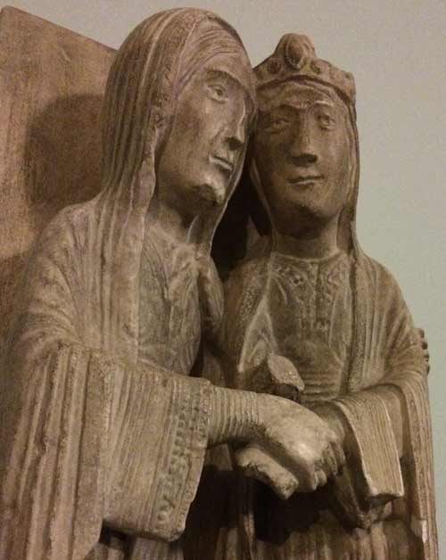 Détail du portail royal de Notre-Dame de Chartres où dans la partie droite consacrée à la naissance de Jésus sont représentées l’Annonciation, la Visitation et l’Annonce aux bergers. Ces scènes font preuve d’une grande intensité. Nous avons ici les regards échangés entre Marie et Élisabeth remplis de sérénité.Les futures mères s'étreignent et se serrent la main avec respect. (Reproduction donnée par le cardinal Maurice Roy au Grand Séminaire de Québec Crédits photo - H. Giguère) Détail du portail royal de Notre-Dame de Chartres où dans la partie droite consacrée à la naissance de Jésus sont représentées l’Annonciation, la Visitation et l’Annonce aux bergers. Ces scènes font preuve d’une grande intensité. Nous avons ici les regards échangés entre Marie et Élisabeth remplis de sérénité.Les futures mères s'étreignent et se serrent la main avec respect. (Reproduction donnée par le cardinal Maurice Roy au Grand Séminaire de Québec Crédits photo - H. Giguère)