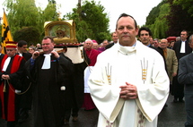 L'abbé Denis Bélanger lors du Grand Pardon de St-Yves à Tréguier en Bretagne en 2003 L'abbé Denis Bélanger lors du Grand Pardon de St-Yves à Tréguier en Bretagne en 2003