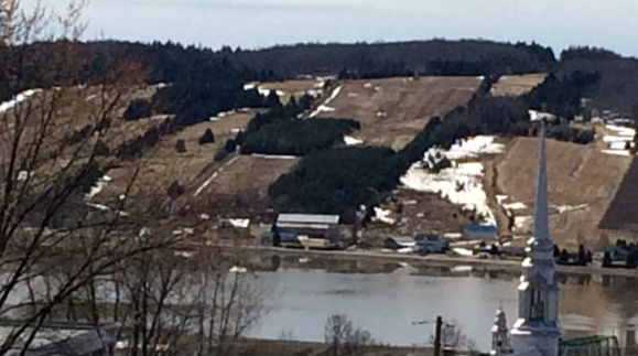 La débacle de la rivière Chaudière à St-Joseph-de-Beauce avec l'eau dans les "fonds" (Crédits photo : H. Giguère)