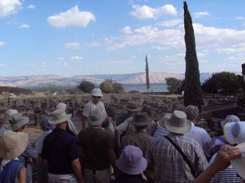 Pèlerins de la Carvane biblique 2013 aur le site de la synagogue de Capharnaüm (Photo 23 octobre 2013 H.Giguère) Pèlerins de la Carvane biblique 2013 aur le site de la synagogue de Capharnaüm (Photo 23 octobre 2013 H.Giguère)