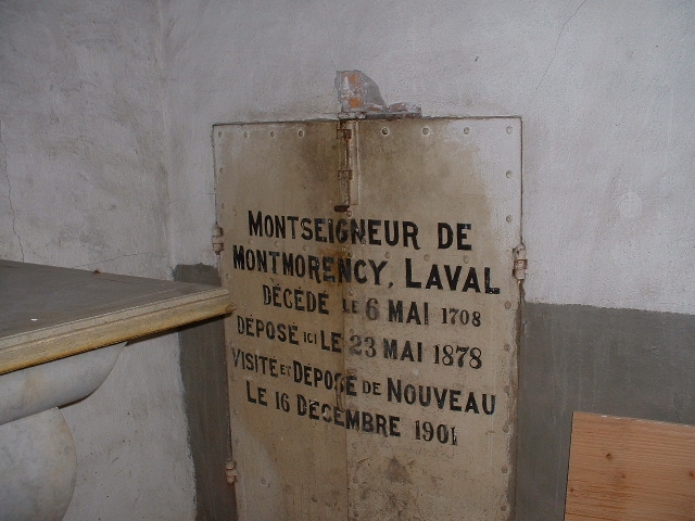 Porte du tombeau de saint François de Laval dans la Crypte de la chapelle extérieure du Séminaire de Québec où il son corps a reposé de 1878 à 1950 (Photo H. Giguère)