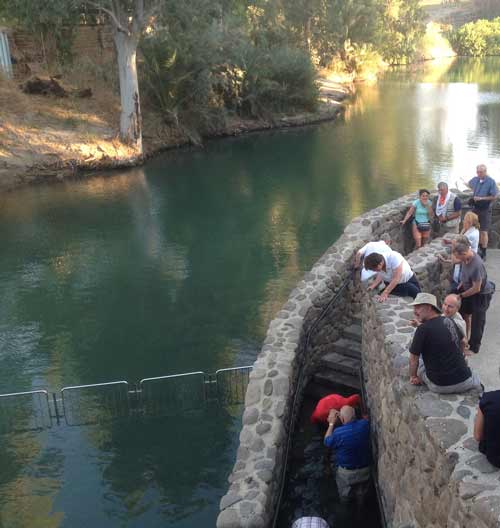 Pèlerins se plongeant dans l'eau du Jourdain à l'endroit où selon la tradition Jean-Baptiste a baptisé Jésus (Crédit photos H.Giguère)