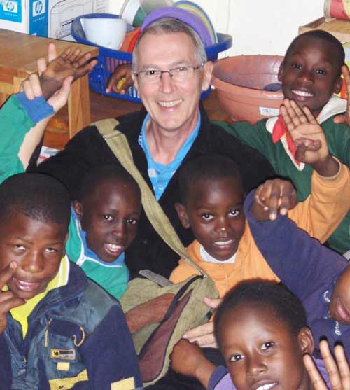 l'abbé Bernard Duquette au Kenya avec des enfants démunis (Photo Fondation Le Pont)