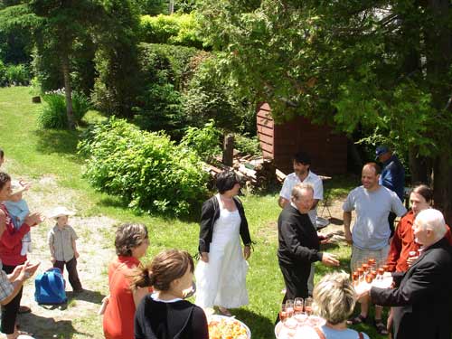 Un accueil festif dans la joie et l'amitié : un amour fraternel en acte (Crédits photo : H. Giguère)