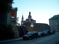 Vue générale du monument à François de Laval 