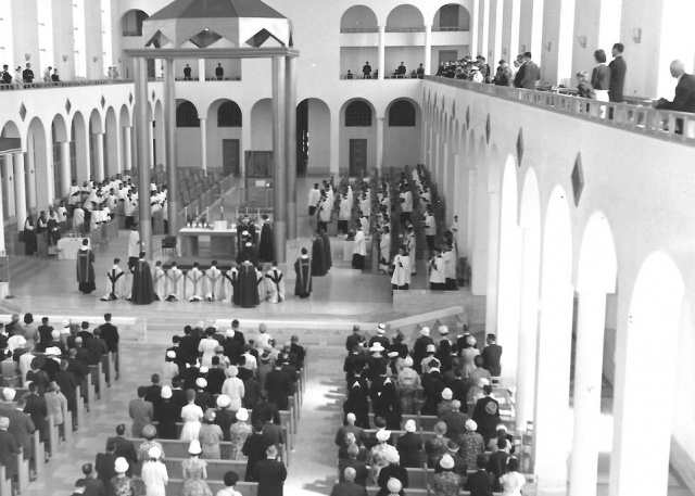 Ordination presbytérale à la Chapelle du Grand Séminaire sur la Cité Universitaire (aujourd'hui Salle Henri-Gagnon) en 1962. Crédits photo Claude Mercier